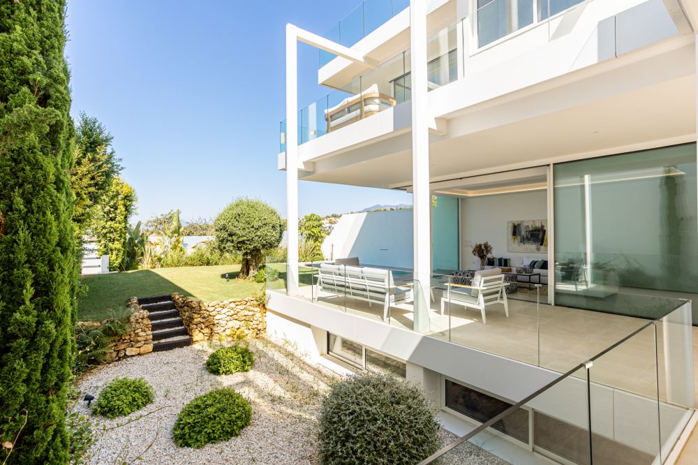NARA MARBELLA: Exclusivo conjunto de 8 villas de lujo en Valdeolletas, Marbella, con piscina privada y vistas al mar